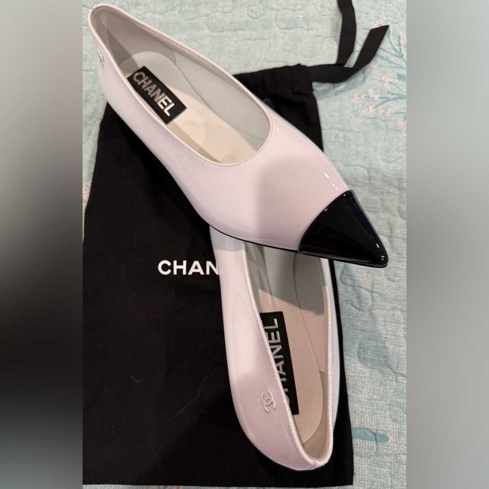 New CHANEL Black and White Patent Calfskin Heels 37.5 - Picture 13 of 16